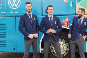 Jugadores de la Selección de España, trolleados en redes por sus trajes