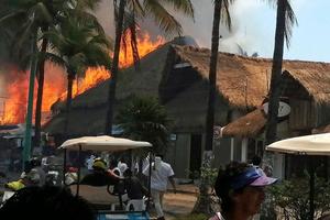 Incendio consumió una decena de establecimientos en Islas Mujeres
