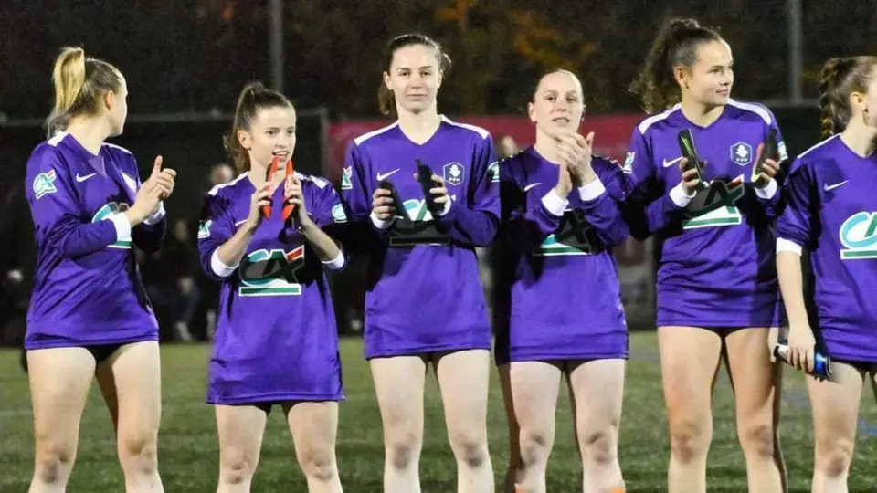 Equipo femenil protestó contra su Federación saltando al campo sólo con la camiseta del uniforme