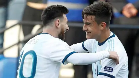 Video: Paulo Dybala reaccionó sorprendido al ver a Messi con casaca de fotógrafo