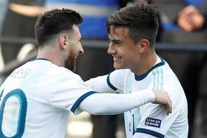 Video: Paulo Dybala reaccionó sorprendido al ver a Messi con casaca de fotógrafo