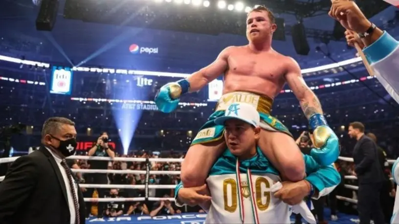 Video: Saúl 'Canelo' Álvarez festejó triunfo sobre Saunders jugando golf con Mariachi