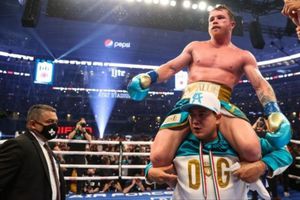 Video: Saúl 'Canelo' Álvarez festejó triunfo sobre Saunders jugando golf con Mariachi