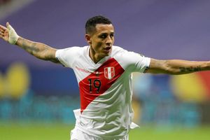 Cruz Azul: Yotún regaló zapatos de futbol a aficionados peruanos