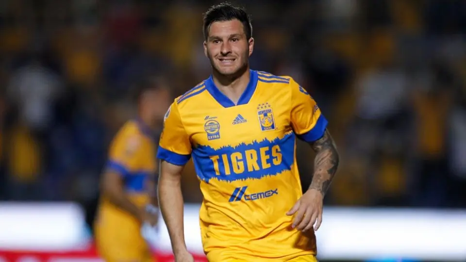 Gignac protagoniza las 'novatadas' en Tigres rapando a sus compañeros