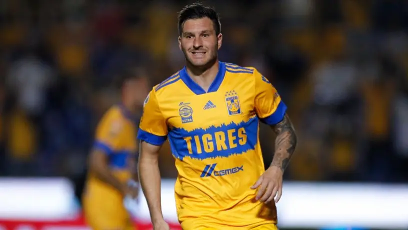 Gignac protagoniza las 'novatadas' en Tigres rapando a sus compañeros
