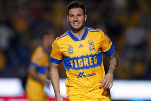 Gignac protagoniza las 'novatadas' en Tigres rapando a sus compañeros