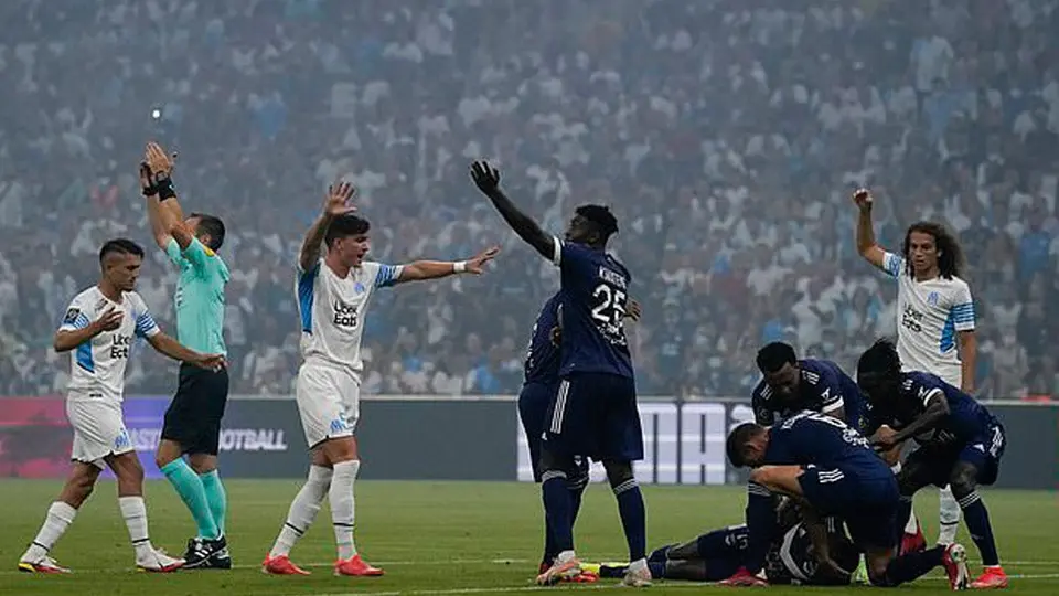 Samuel Kalu del Girondins Burdeos se desplomó en duelo ante Olympique Marsella