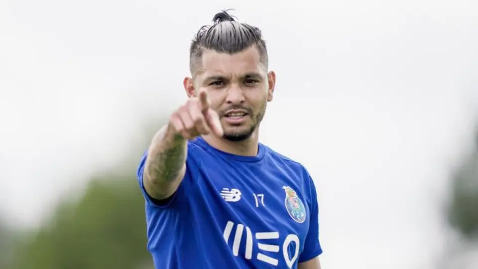 Tecatito Corona tendrá pasaporte portugués que le permitiría jugar en La Liga