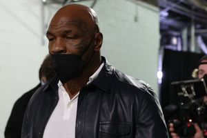 Mike Tyson sobre la pelea del Canelo: 'Saunders ya está noqueado'