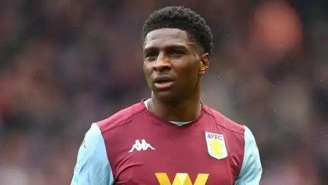 Premier League: Kortney Hause, excompañero de Raúl Jiménez, estrelló su auto contra un kinder