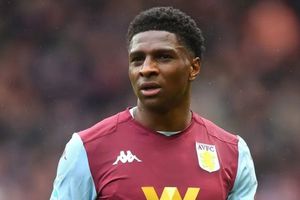 Premier League: Kortney Hause, excompañero de Raúl Jiménez, estrelló su auto contra un kinder