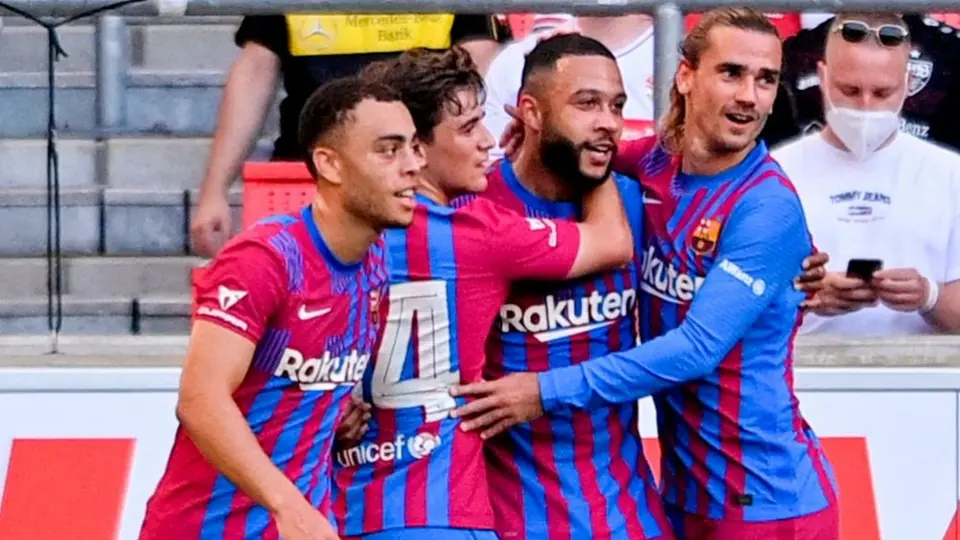 Barcelona: Goleó con autoridad al Stuttgart con un golazo de Memphis Depay