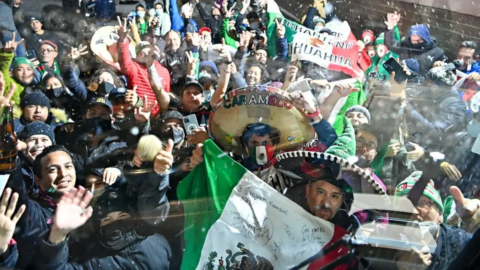 Selección Mexicana: Afición recibió al Tricolor con serenata en Edmonton a pesar del frío