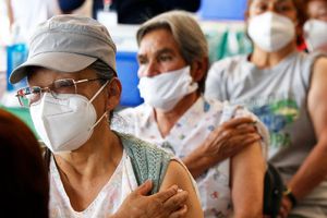 Covid-19: Dosis de refuerzo para adultos mayores comienza en diciembre