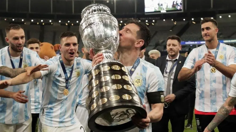 Lionel Messi besa el trofeo de la Copa América 2021 | AP