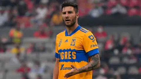 Gignac cantó al lado de Thauvin temas de la Banda MS en un restaurante