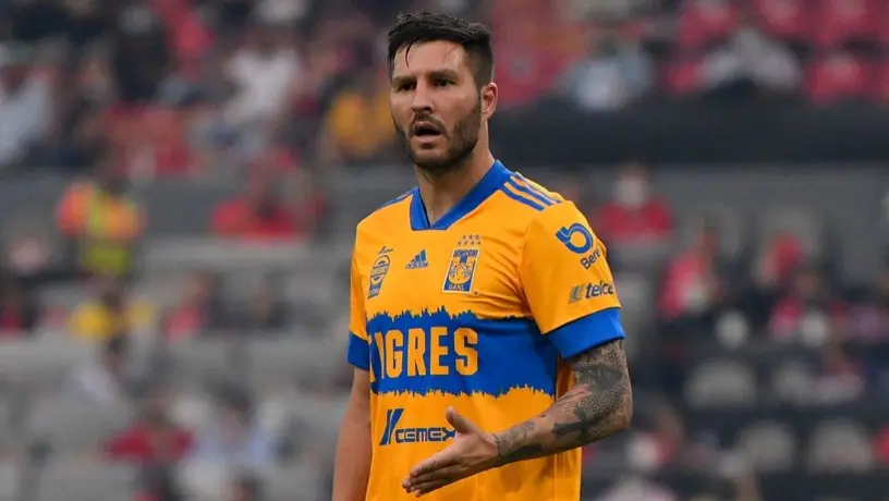 Gignac cantó al lado de Thauvin temas de la Banda MS en un restaurante