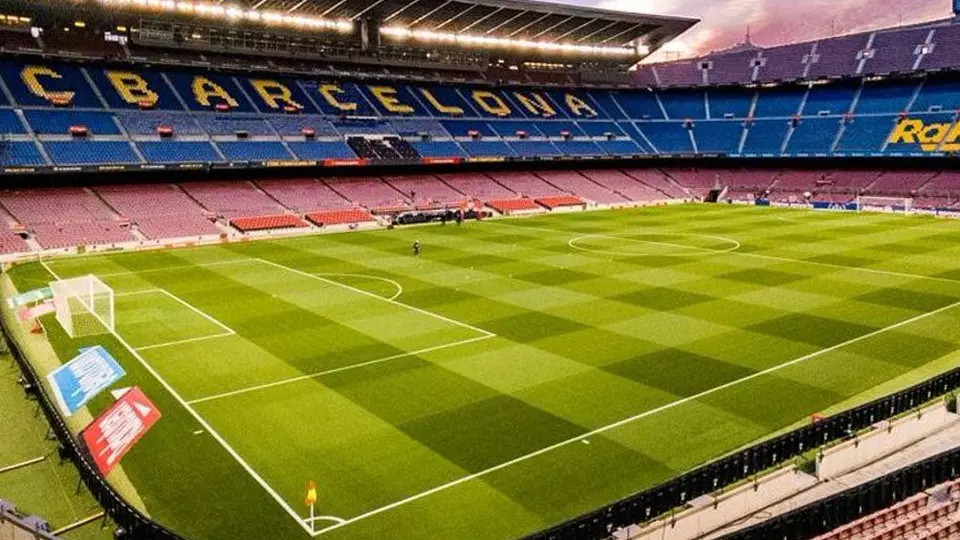 Barcelona renueva el césped del Camp Nou de cara a la próxima campaña