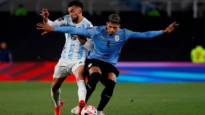 Ronald Araujo durante el duelo ante Argentina | EFE