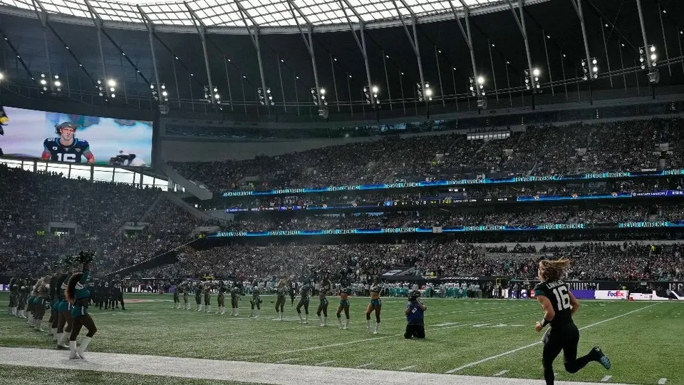 Jaguars vs Dolphins: Aficionados arrojaron basura al campo como protesta por castigos