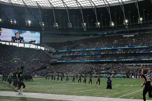 Jaguars vs Dolphins: Aficionados arrojaron basura al campo como protesta por castigos