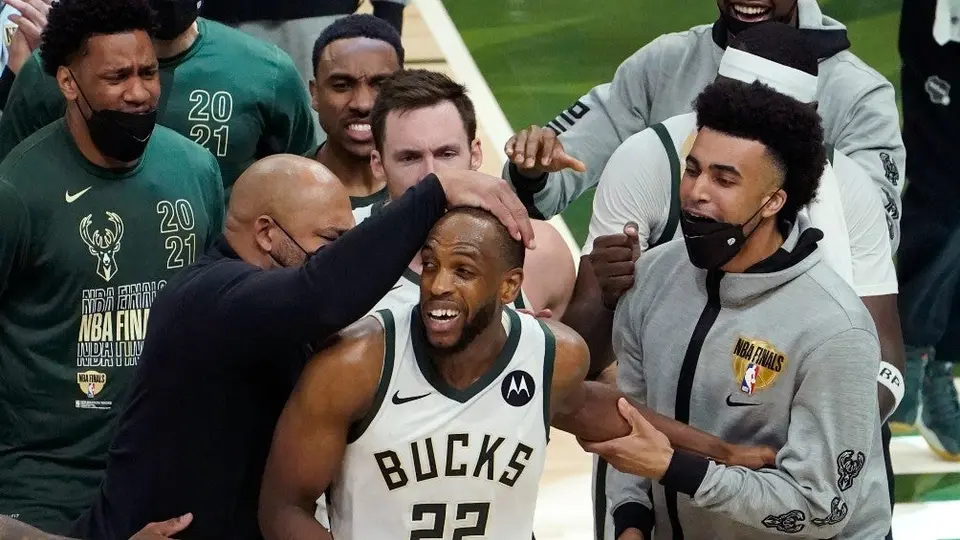 NBA Playoffs: Bucks se lleva apretado duelo ante Suns y empata las Finales