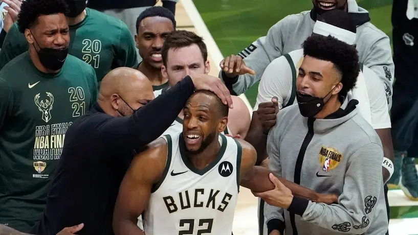 NBA Playoffs: Bucks se lleva apretado duelo ante Suns y empata las Finales