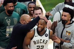 NBA Playoffs: Bucks se lleva apretado duelo ante Suns y empata las Finales