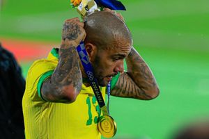 Dani Alves: 'Doy las gracias a la gente de México, comparto mi medalla con ellos'