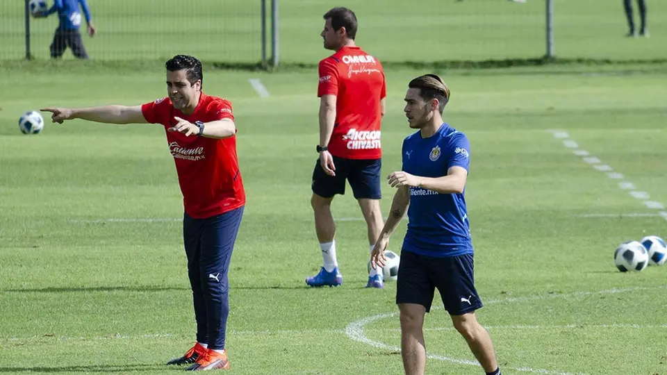 Michel Leaño, el joven que pasó de ser chofer de Menotti en Tecos a DT de Chivas