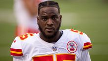 NFL: Frank Clark de Kansas City Chiefs, acusado por poseer arma de asalto