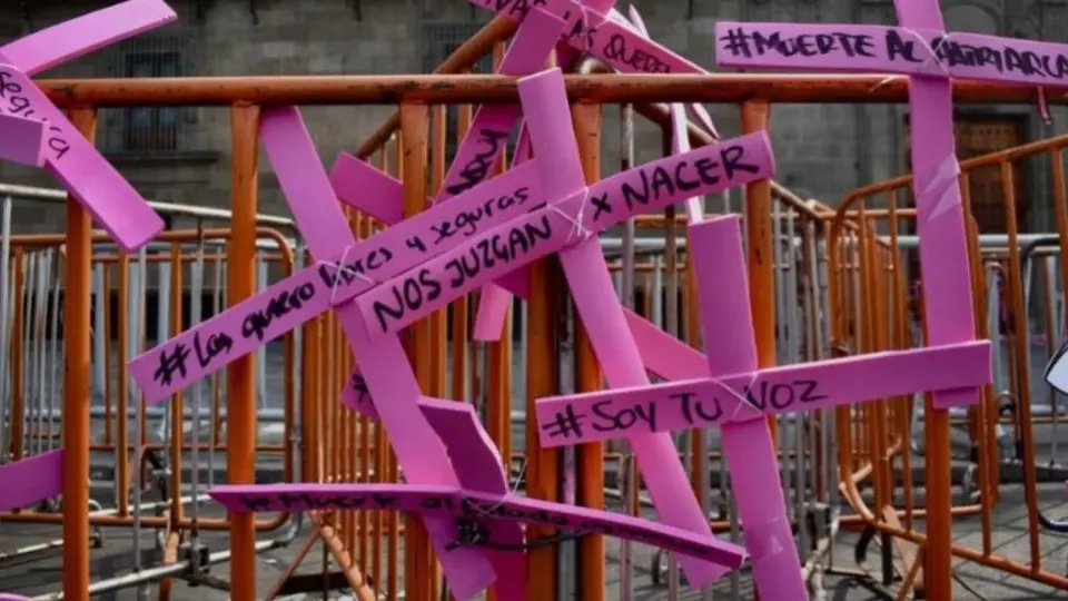 CDMX: Mujeres protestaron en el Palacio Nacional en contra de los feminicidios