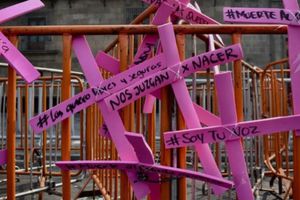 CDMX: Mujeres protestaron en el Palacio Nacional en contra de los feminicidios