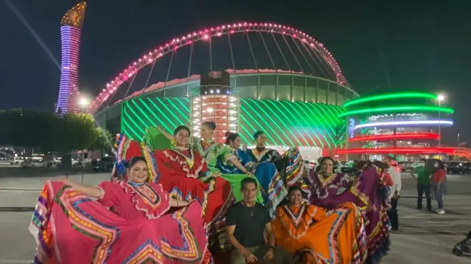 Estadio de Qatar 2022 se ilumina verde, blanco y rojo por el Día de la Independencia