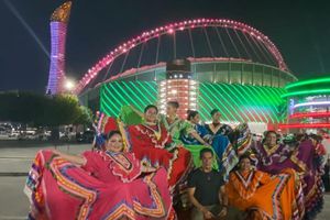 Estadio de Qatar 2022 se ilumina verde, blanco y rojo por el Día de la Independencia