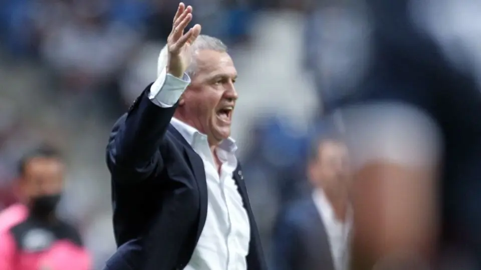 Javier Aguirre: Solicitaría a la Liga MX dirigir sin cubrebocas pues es 'incómodo'