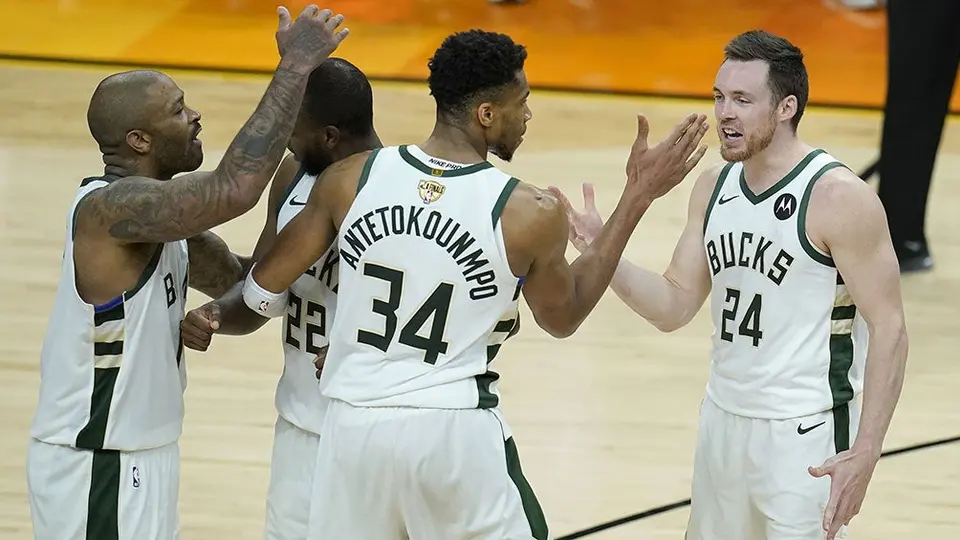NBA: Milwaukee logró cardiaco triunfo sobre Suns y 'acarician' el campeonato