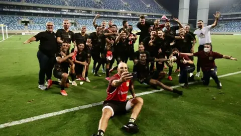 Jugador mostró su trasero tras la victoria de su equipo en el futbol brasileño