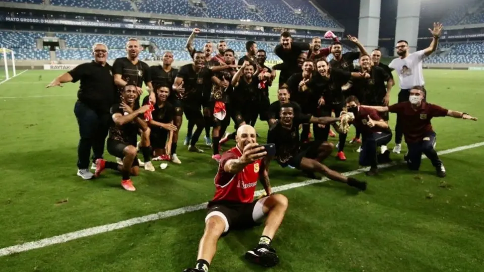 Jugador mostró su trasero tras la victoria de su equipo en el futbol brasileño