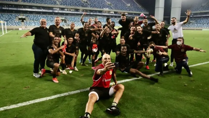 Jugador mostró su trasero tras la victoria de su equipo en el futbol brasileño