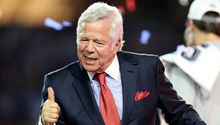 Robert Kraft recibió un Bentley convertible como regalo por su cumpleaños 80