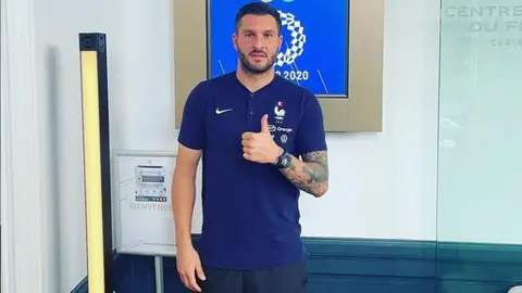 André-Pierre Gignac se tomó selfie con Novak Djokovic en la Villa Olímpica