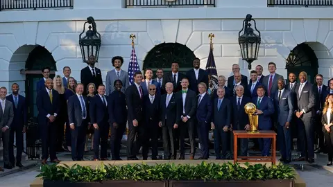 NBA: Joe Biden felicitó a los Bucks por campeonato y activismo