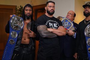 Roman Reigns paseó por la playa de Miami junto a su esposa Galina Becker