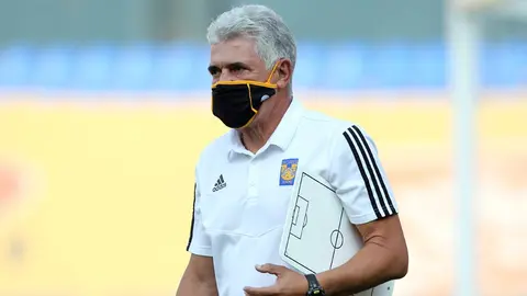 Tigres: Tuca Ferretti regaló medalla conmemorativa de Final Regia a un niño