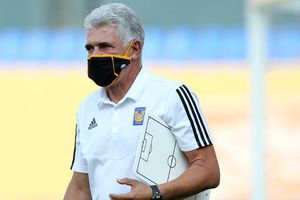 Tigres: Tuca Ferretti regaló medalla conmemorativa de Final Regia a un niño