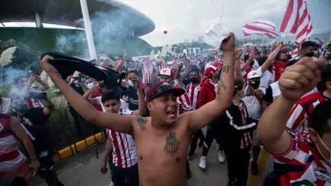 Clásico Tapatío: Afición de Chivas dio cálida bienvenida al equipo en el Akron