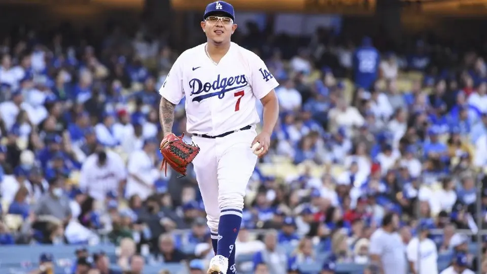 Julio Urías, galardonado con el Premio Warren Spahn 2021 como mejor pitcher zurdo