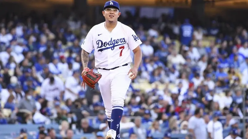Julio Urías, galardonado con el Premio Warren Spahn 2021 como mejor pitcher zurdo